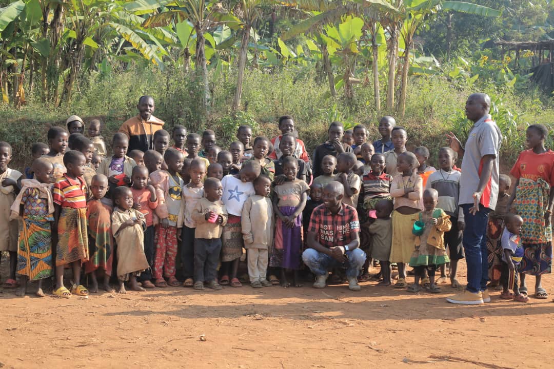 Groupe d'enfants participant à une activité éducative