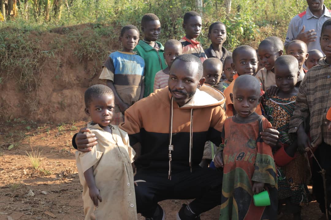 Interaction avec les enfants lors d'un programme communautaire
