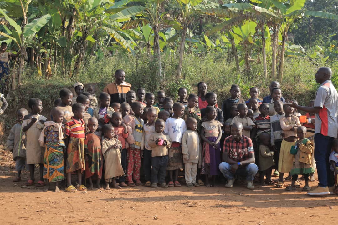 Rassemblement communautaire avec les enfants