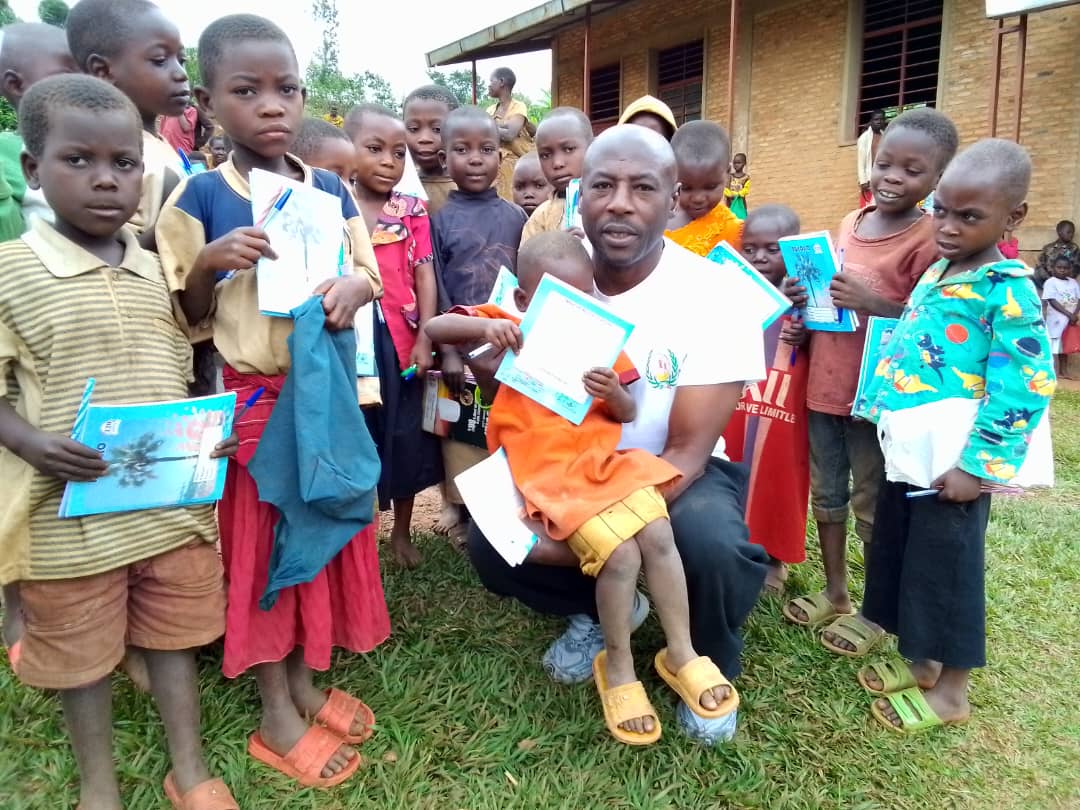Distribution de fournitures scolaires aux enfants