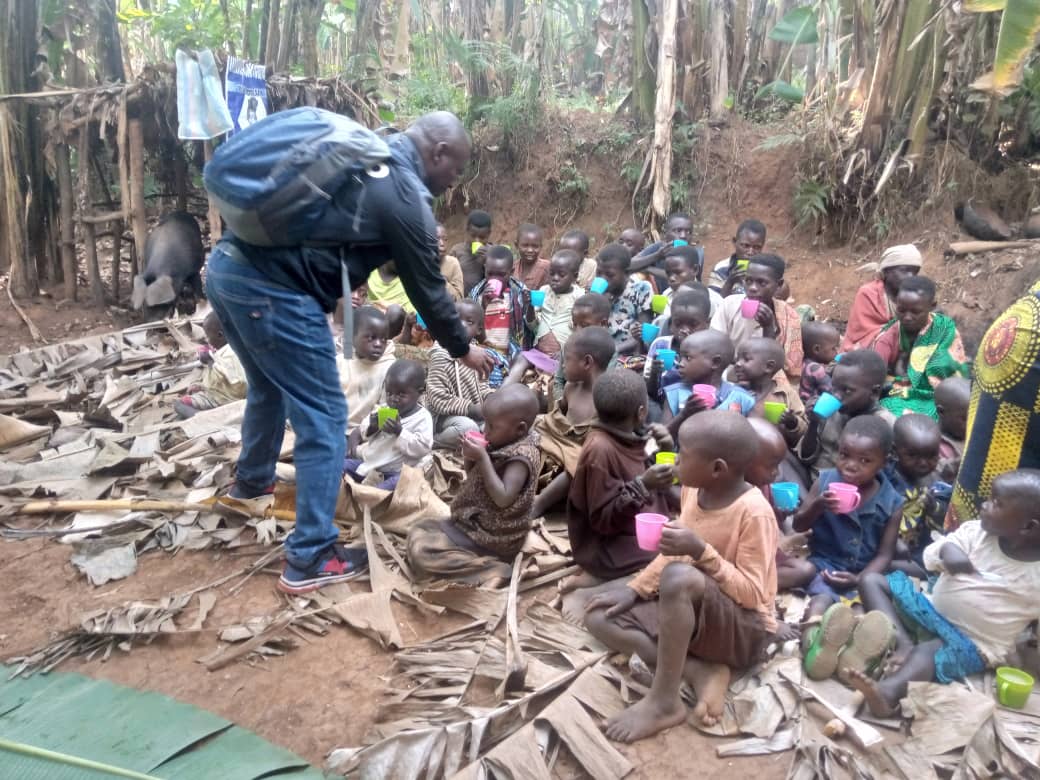 Distribution de repas aux enfants