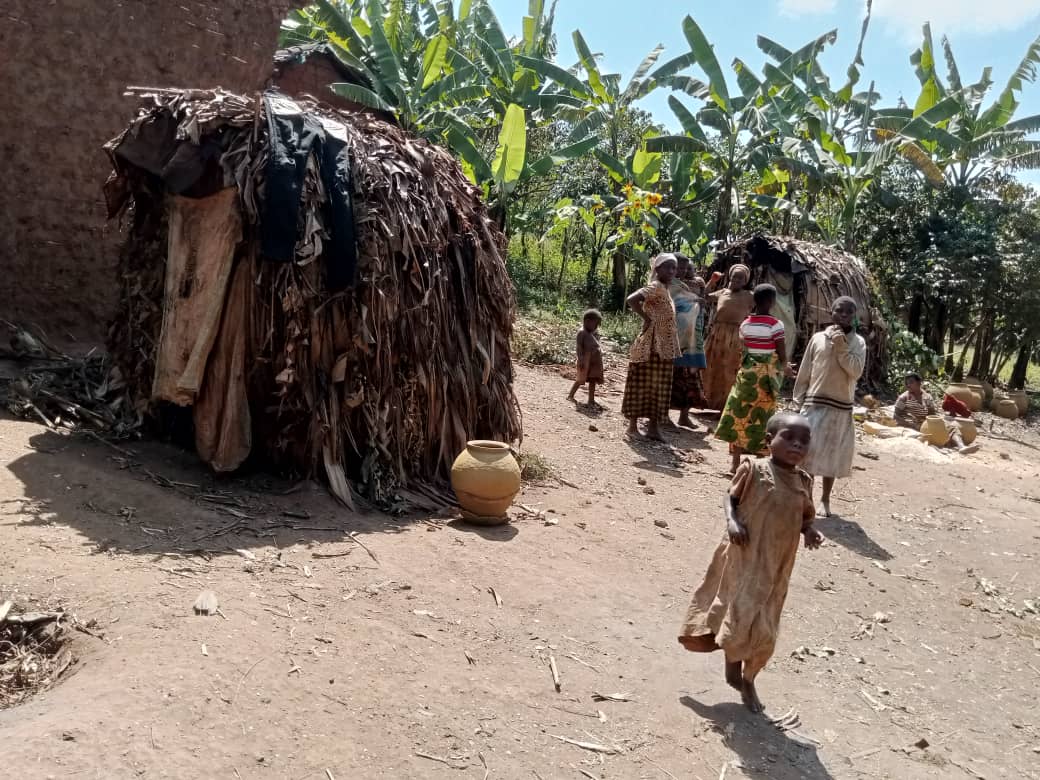 Enfants jouant près des habitations traditionnelles
