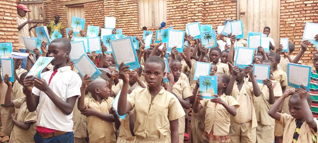 Distribution de fournitures scolaires